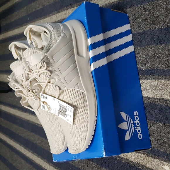 Adidas Unisex Big Kids size 6 - Cream - Picture 2 of 3